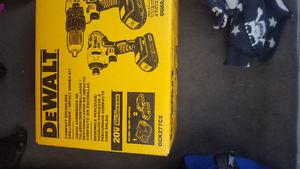 NEW DEWALT COMPACT BRUSHLESS DRILL/DRIVER IMPACT COMBO KIT