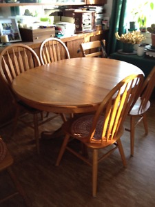 Oak dining table/chairs and hutch