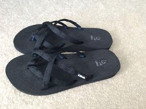 Teva Olowahu size 8 brand new without tags