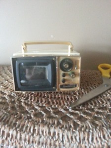 Vintage tv shaped radio