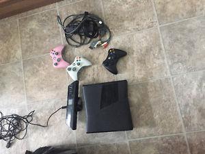 Xbox 360 w. Kinect, 3 controllers and 30+ games