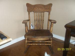 ANTIQUE OAK ROCKING CHAIR