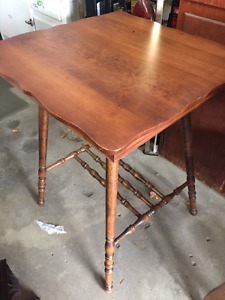 Antique spindle table
