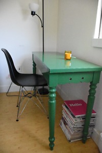 Beautiful green desk, comes with the black chair, Pick up
