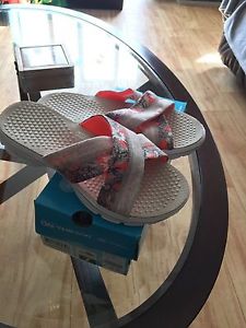 Brand new Women's size 7 sketched sandals