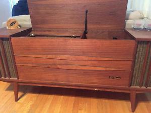 Cabinet Style AM/FM/SW Record player