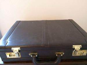 Lockable vintage leather suitcase