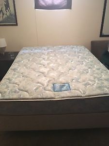 Queen-size complete bed for sale - great condition