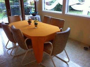 Reduced price! Dining/Kitchen table and 6 Chairs