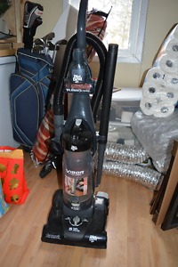 Upright bagless Dirt Devil vacuum cleaner 70 new selling for