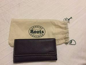 BRAND NEW LEATHER WALLET BY '' ROOTS '' FOR SALE