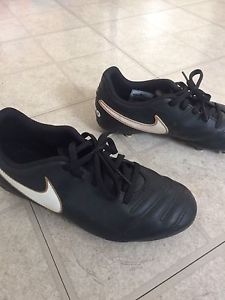 Boys size 4 soccer cleats with shin pads
