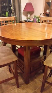 DINING ROOM TABLE AND 6 CHAIRS