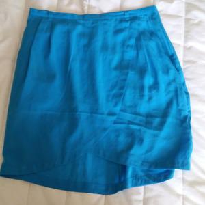 H&M Skirt. never worn. size small