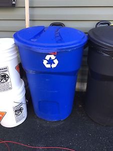 Outdoor recycling bin