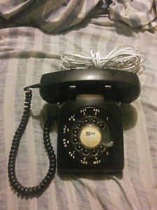 Vintage rotary phone (black)