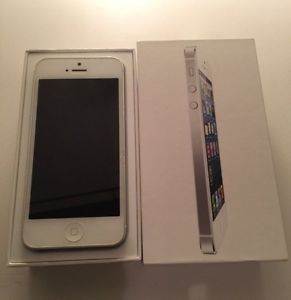 iPhone 5 16 gb Rogers. With box charger and accs.