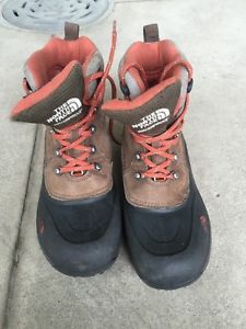 Boys The North Face thermal boots size 5