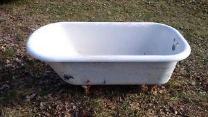 Clawfoot tub – heavy original!