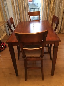 Dinning Room set with 4 chairs, lovely!