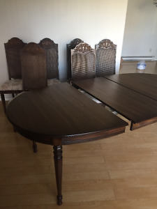 Dinning room table and 6 chairs