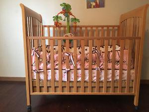 Great condition crib + high quality matress + mobile