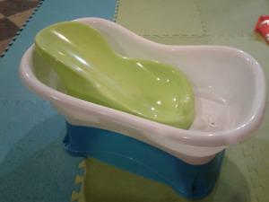 Infant bath tub