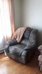 Recliner, in good condition. Green in Color