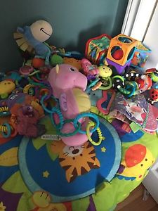 Infant toys with play mat