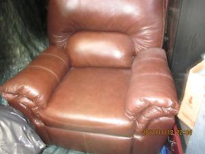 LEATHER RECLINER !!!!!!! LIKE NEW