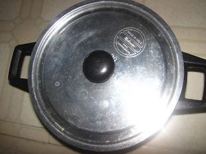 Pot with double bottom