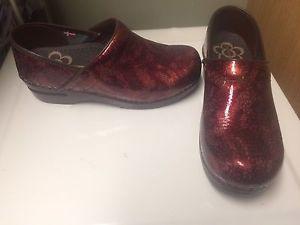 Size 39 Sanita clogs like new!