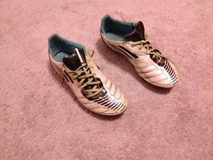 Adidas Traxion soccer cleats - Size 9.5