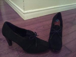 BLACK SHOES SIZE 7.5 (FIT LIKE 7) NEW!