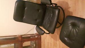 Black CHAIR with Ottoman