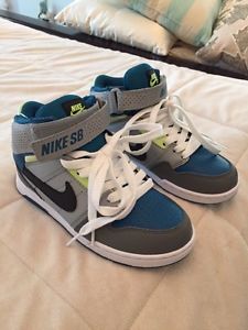 Boys size 13 awesome Nike kicks