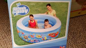 Inflatable kids splash pool