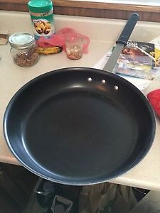 Paderno 14 Inch frying pan Hardy been used.