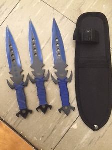 Set of 3 knives with skulls on them