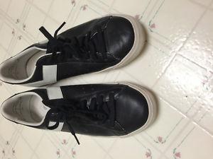 Size 9.5 people pony sneakers