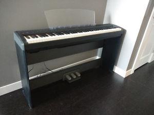 Yamaha P-95 Piano with base