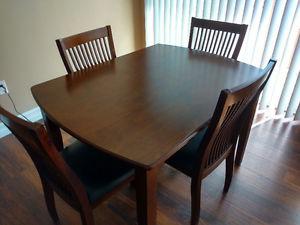 4 Sitter Dining table with Chairs in excellent condition