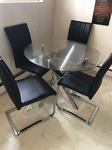 Dinning table with set of dining chair