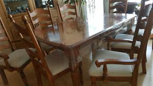 Wood dining room/kitchen table 8 chairs + leaf