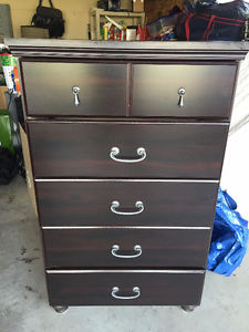 5 drawer dresser and 2 drawer night stand