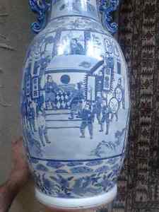 A Large blue & white Chinese porcelain vase.