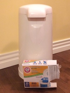 Arm and Hammer Diaper Pail with 8 Refills