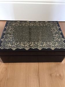 Jewelry box