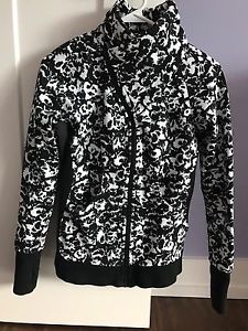 Lululemon hoodie, new condition size 2