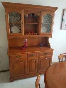 Maple Hutch in excellent condition!